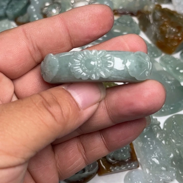 翡翠未镶嵌颈饰手牌