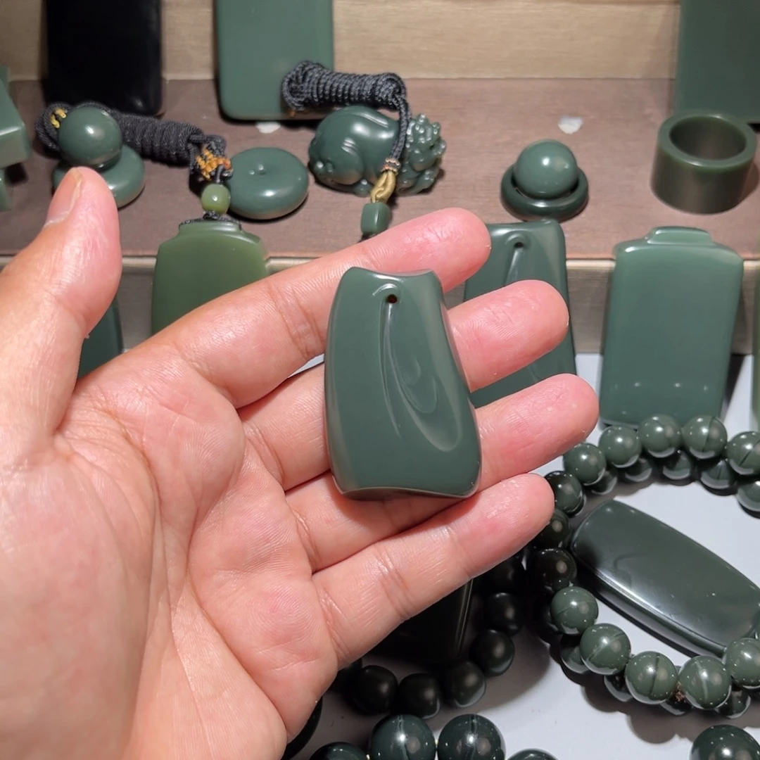 和田玉未镶嵌颈饰旅*者