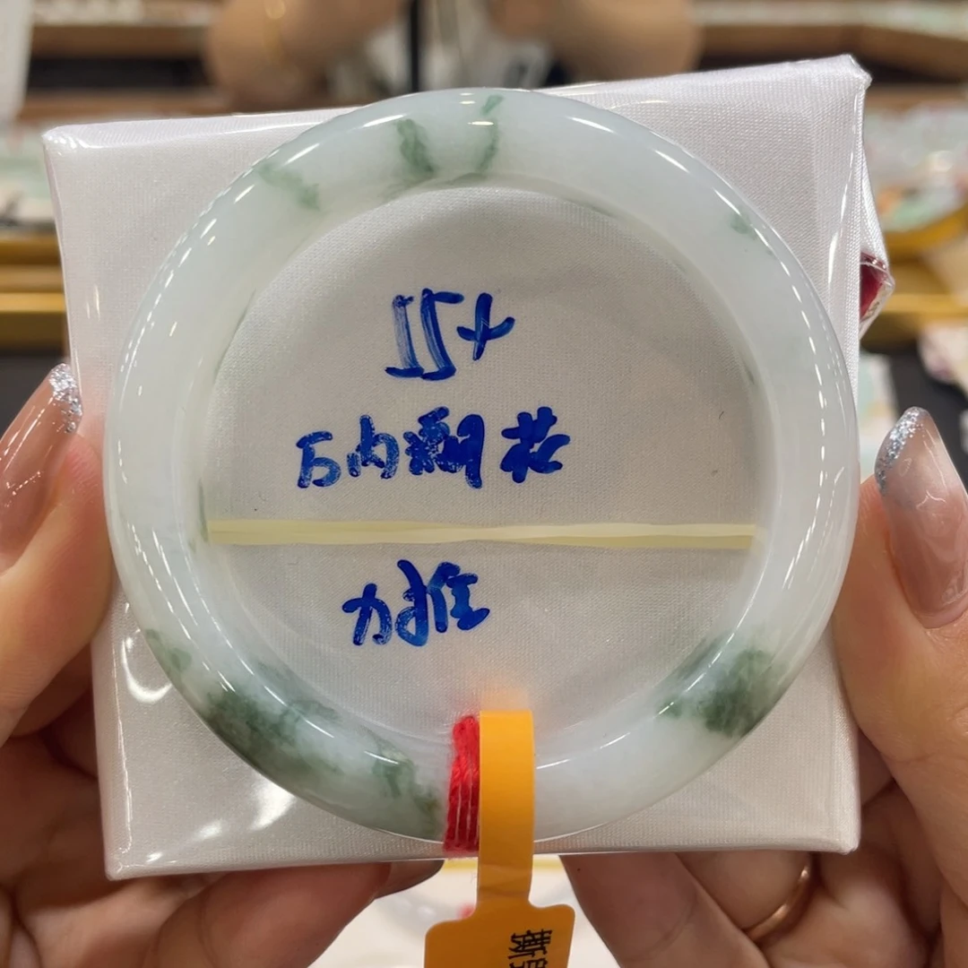 翡翠手镯未镶嵌翡翠