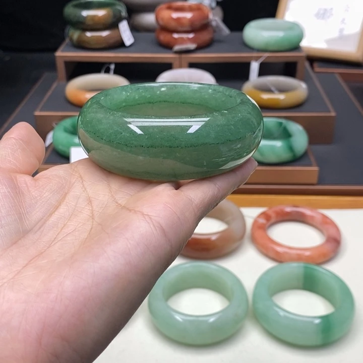 静***。石英质玉未镶嵌佘太翠