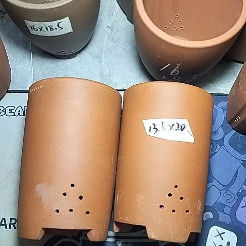 红泥大笔筒两个花盆