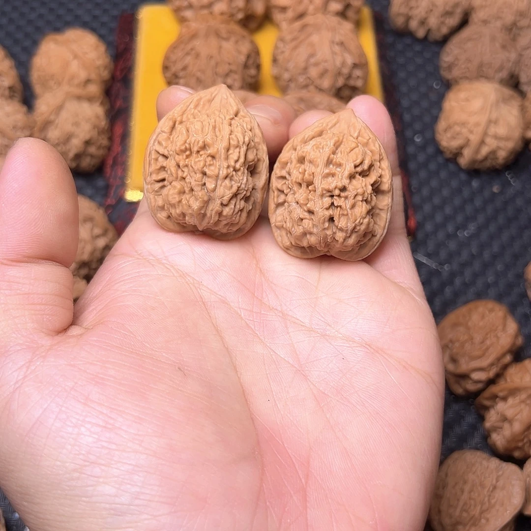 文玩核桃吊坠蚂蚁鸡心