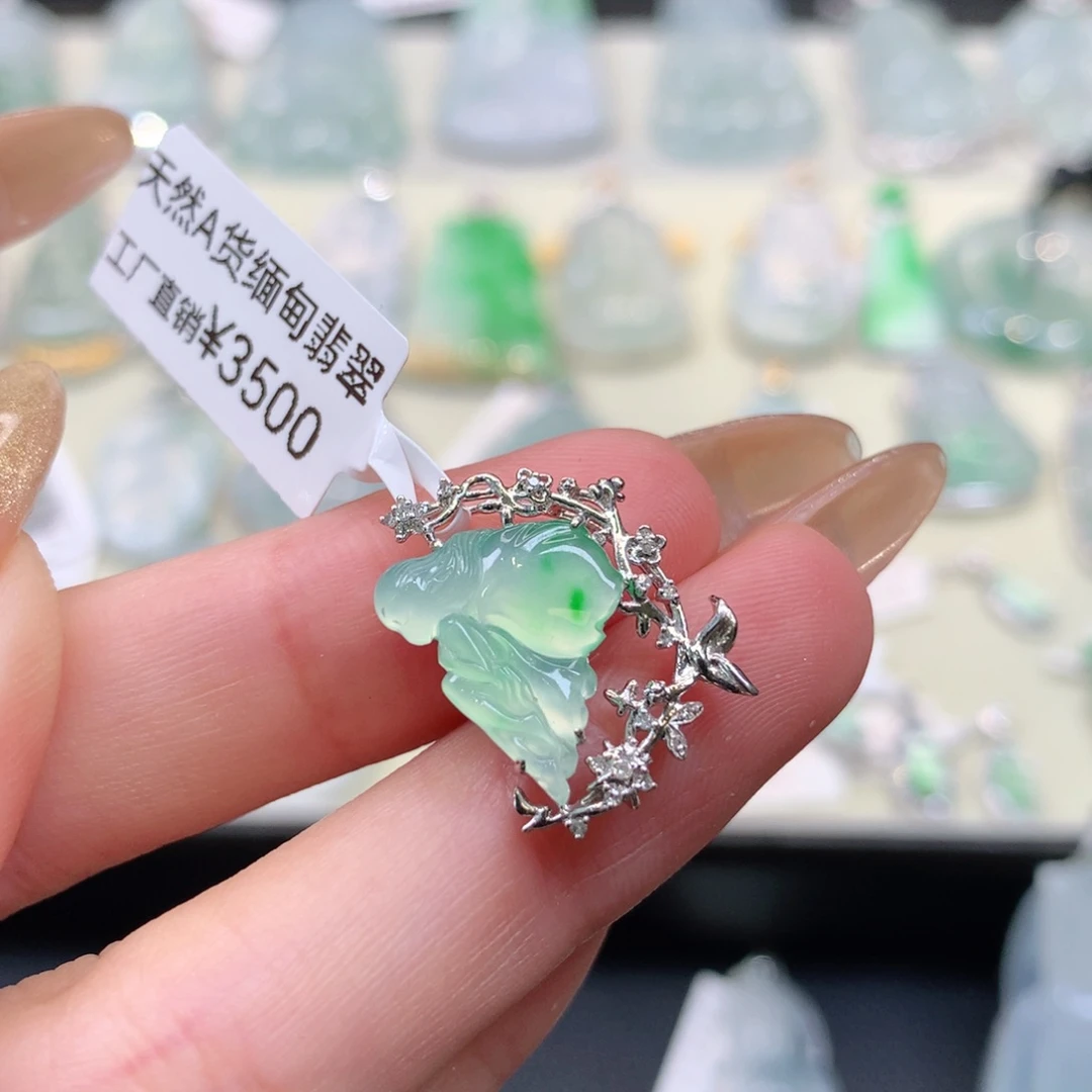 翡翠18K金镶嵌颈饰