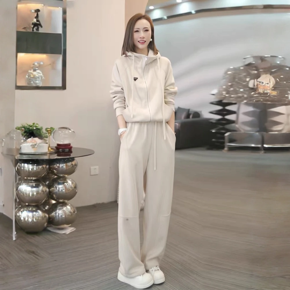 盐系风格休闲运动套装女秋冬款洋气减龄杏色外套上衣阔腿裤两件套