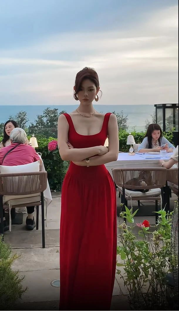 法式复古御姐红色吊带无袖连衣裙夏季新款气质优雅显瘦修身长裙女