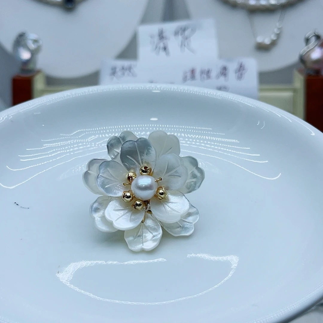 钛钢胸饰淡水珍珠