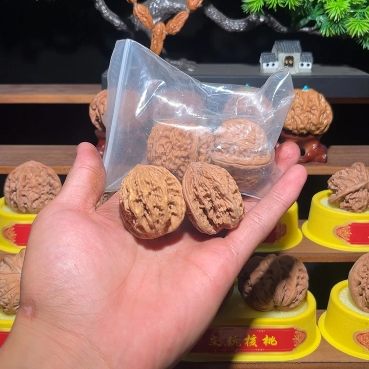 吊坠文玩核桃虎头，白狮子各一对