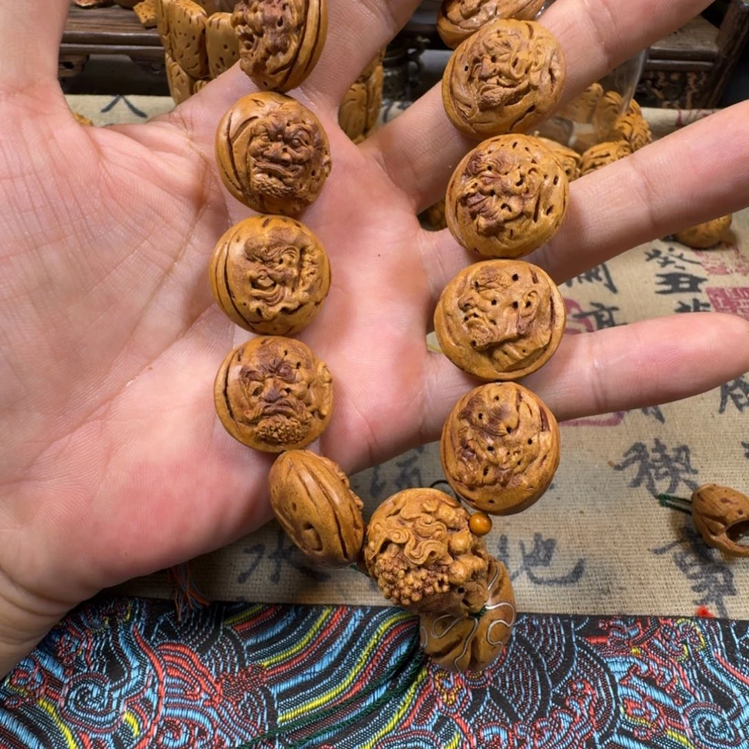 桃核雕刻罗汉手持一条