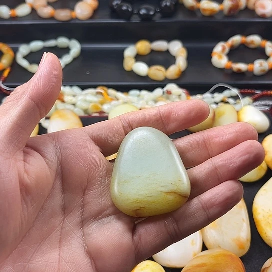 用***界和田玉未镶嵌颈饰