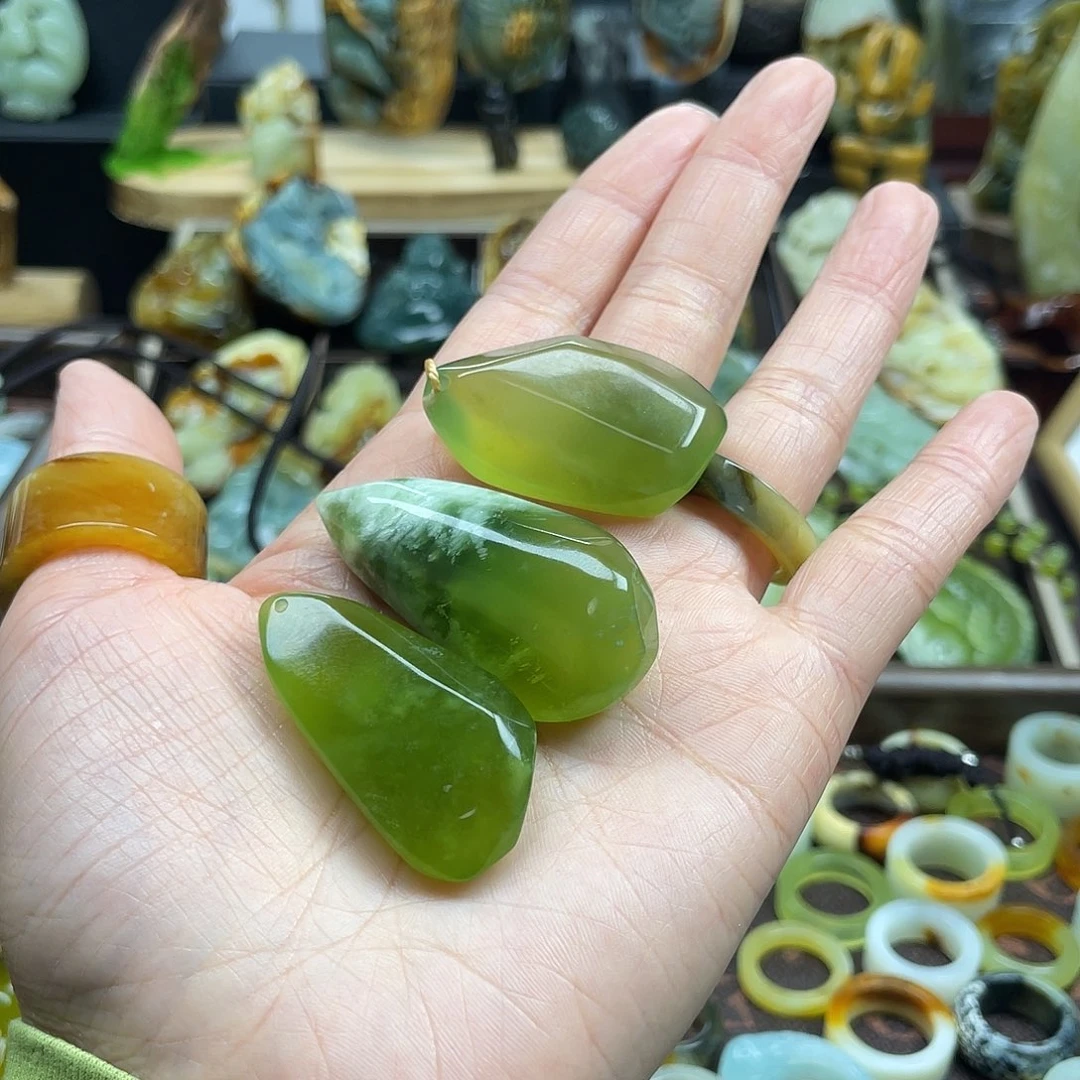 蛇纹石玉颈饰未镶嵌胡**?岫玉青提