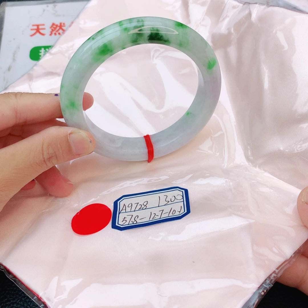 翡翠手镯未镶嵌我