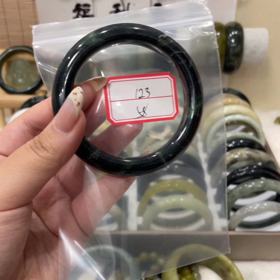 蛇纹石玉手镯未镶嵌