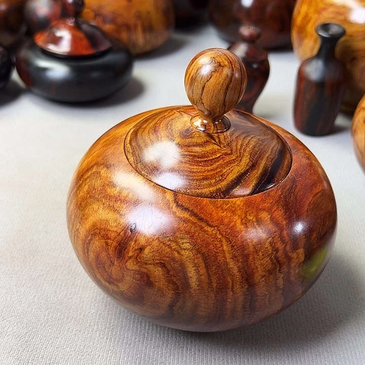 除****爱越南黄花梨茶叶罐一个