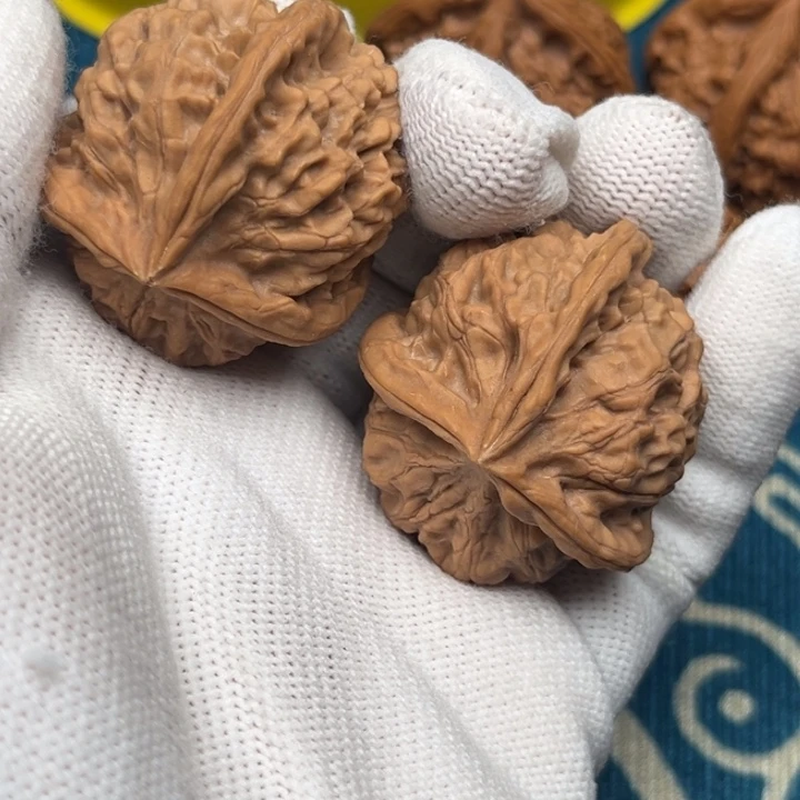 42文山三棱 文玩核桃