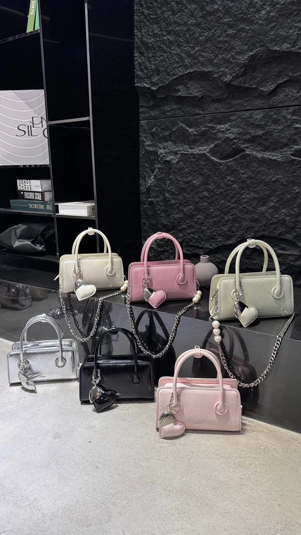 柠柠轻奢  劳拉时代斜挎款纯色单根轻奢单肩包洋气小包包斜跨包