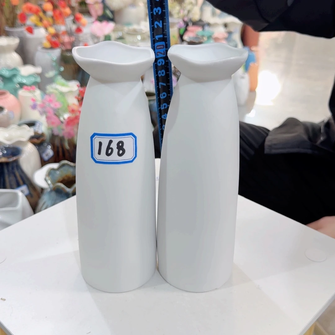 168号一对小花瓶高20厘米瑕疵