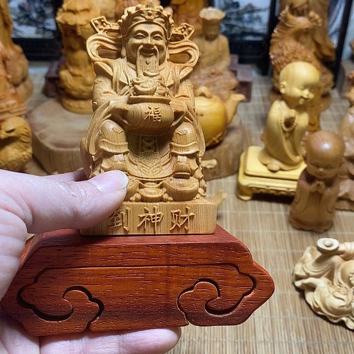 柏木（崖柏）仁**年财神摆件