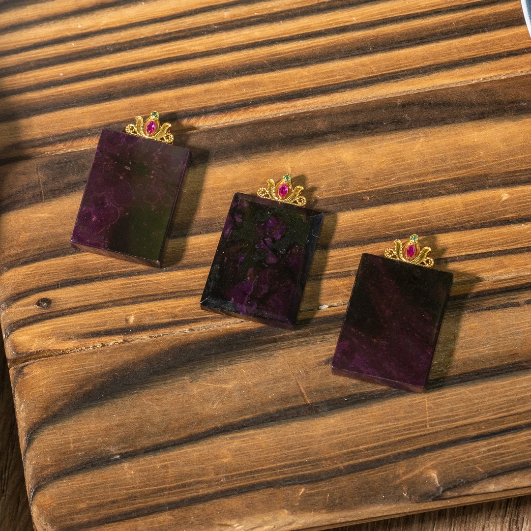 世间臻宝-18K金舒俱来方牌吊坠/多样性发一件/P5508
