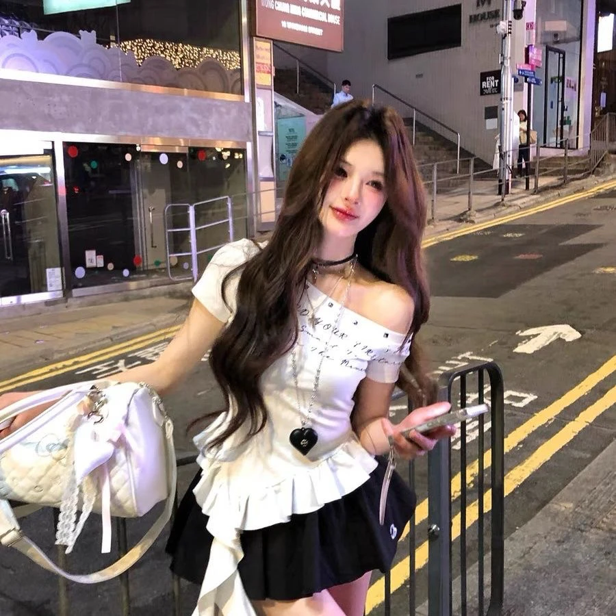 设计感斜领字母短袖T恤女夏新款修身显瘦不规则露肩辣妹飘带上衣