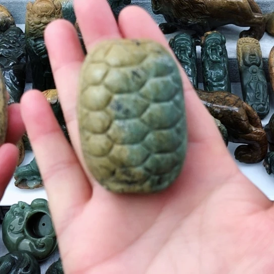 未镶嵌岫岩河磨玉（透闪石质玉）把件