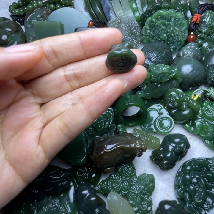 小****和田玉未镶嵌颈饰