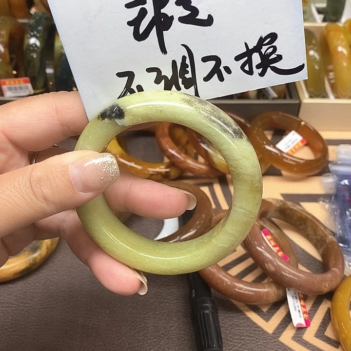 未镶嵌透闪石-蛇纹石玉手镯