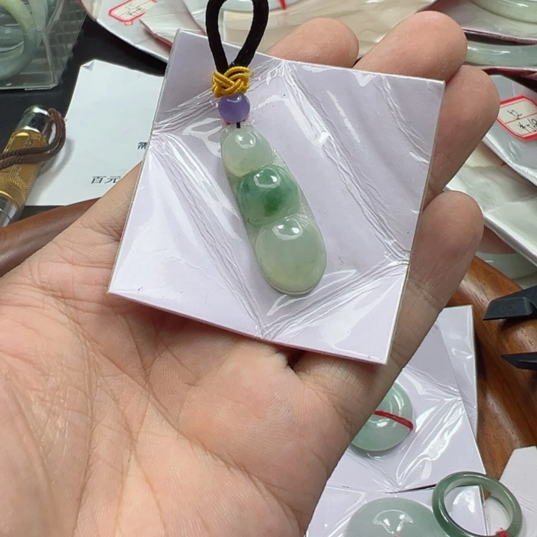 颈饰未镶嵌翡翠飘花大福豆