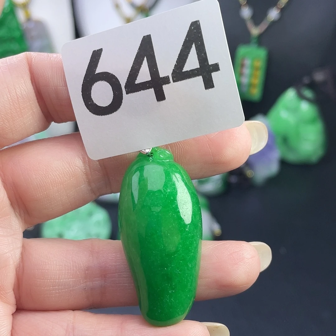 翡翠未镶嵌吊坠(赠链)