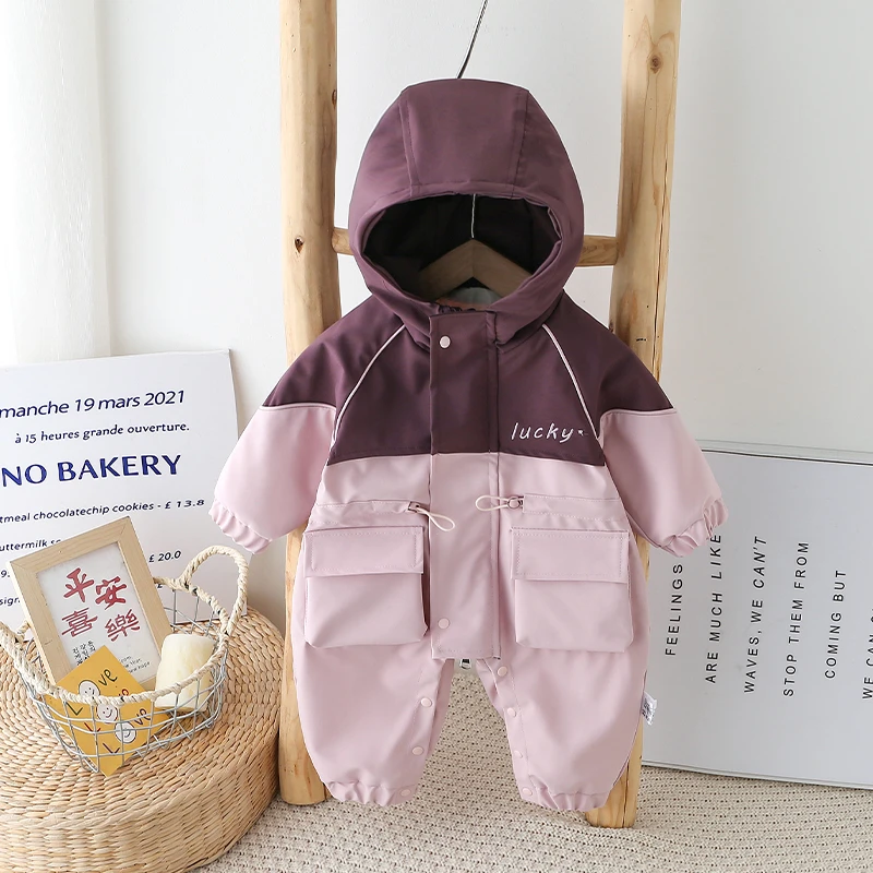 2025新款秋季婴儿连体衣女宝冲锋衣春秋款新生儿百天周岁外出服