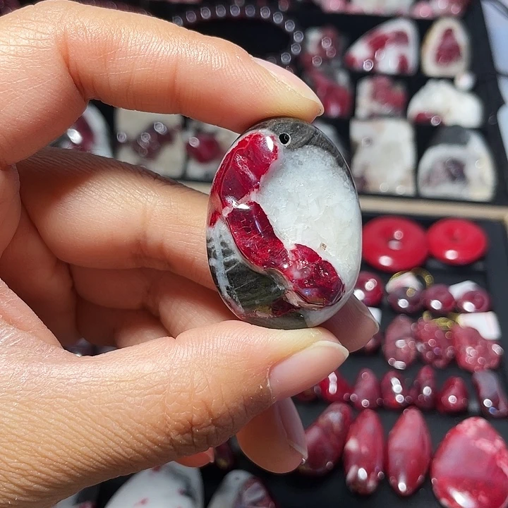 天然辰砂原石晶体吊坠