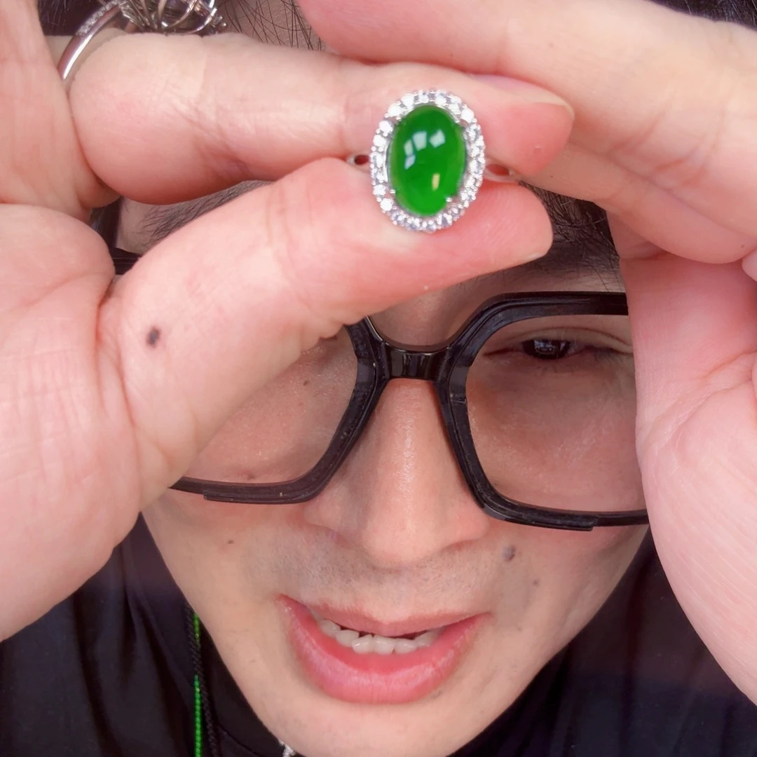 翡翠未镶嵌颈饰一件