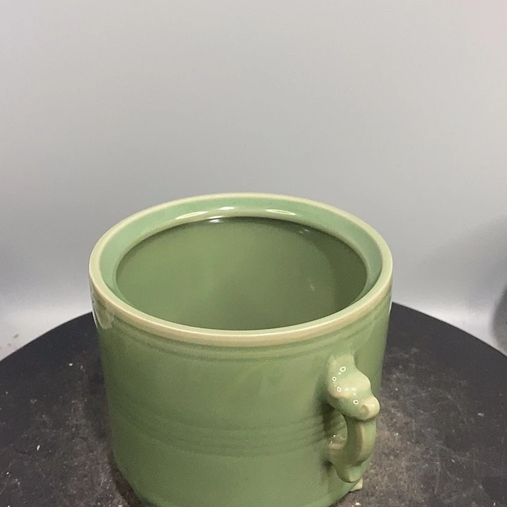龙泉窑三足炉造型美观