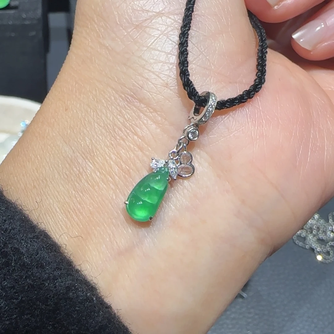 翡翠18K金镶嵌颈饰福豆提溜