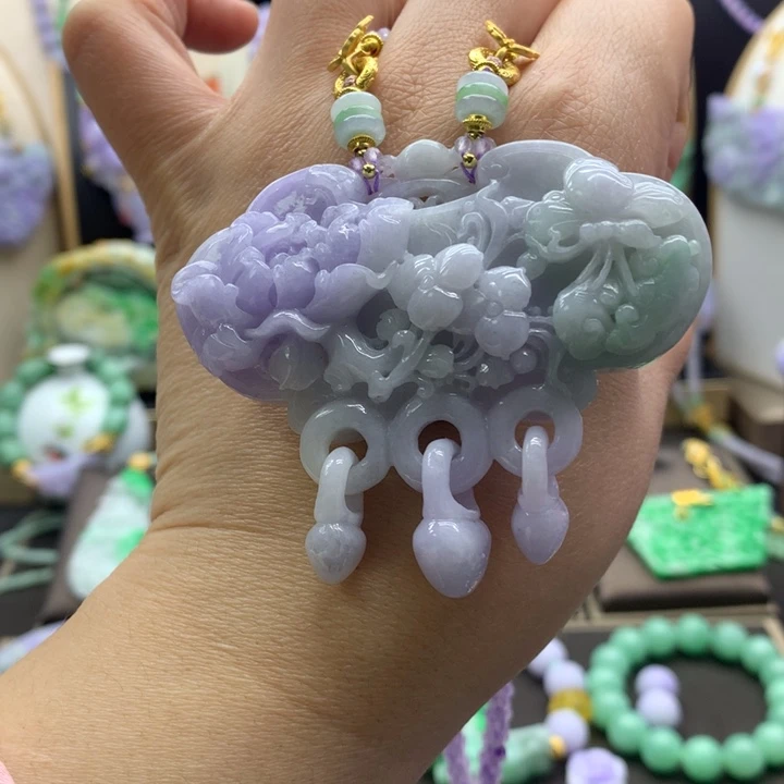 翡翠吊坠(赠链)未镶嵌