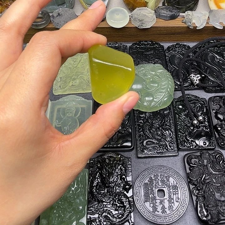 蛇纹石玉未镶嵌颈饰强**由