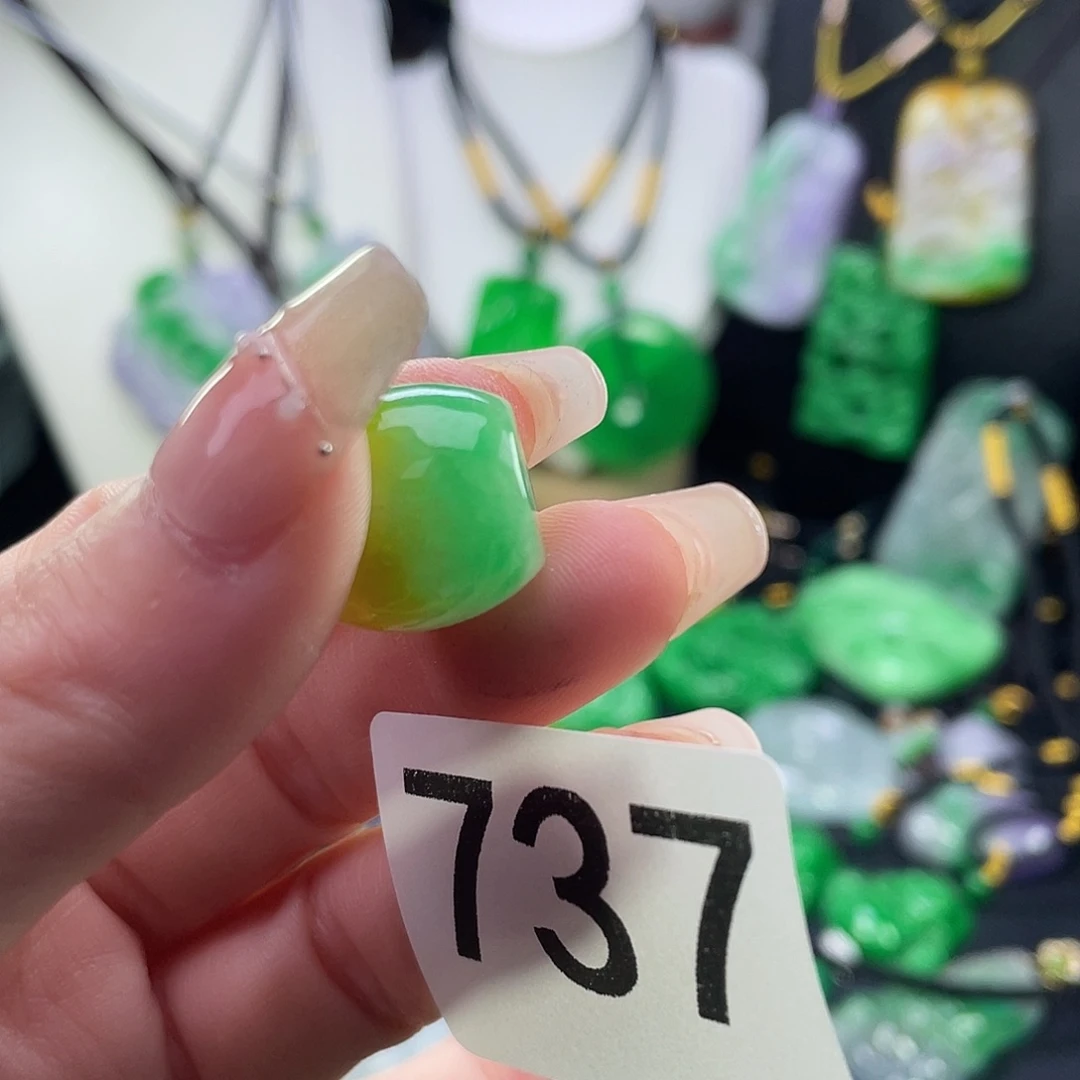 翡翠未镶嵌吊坠(赠链)