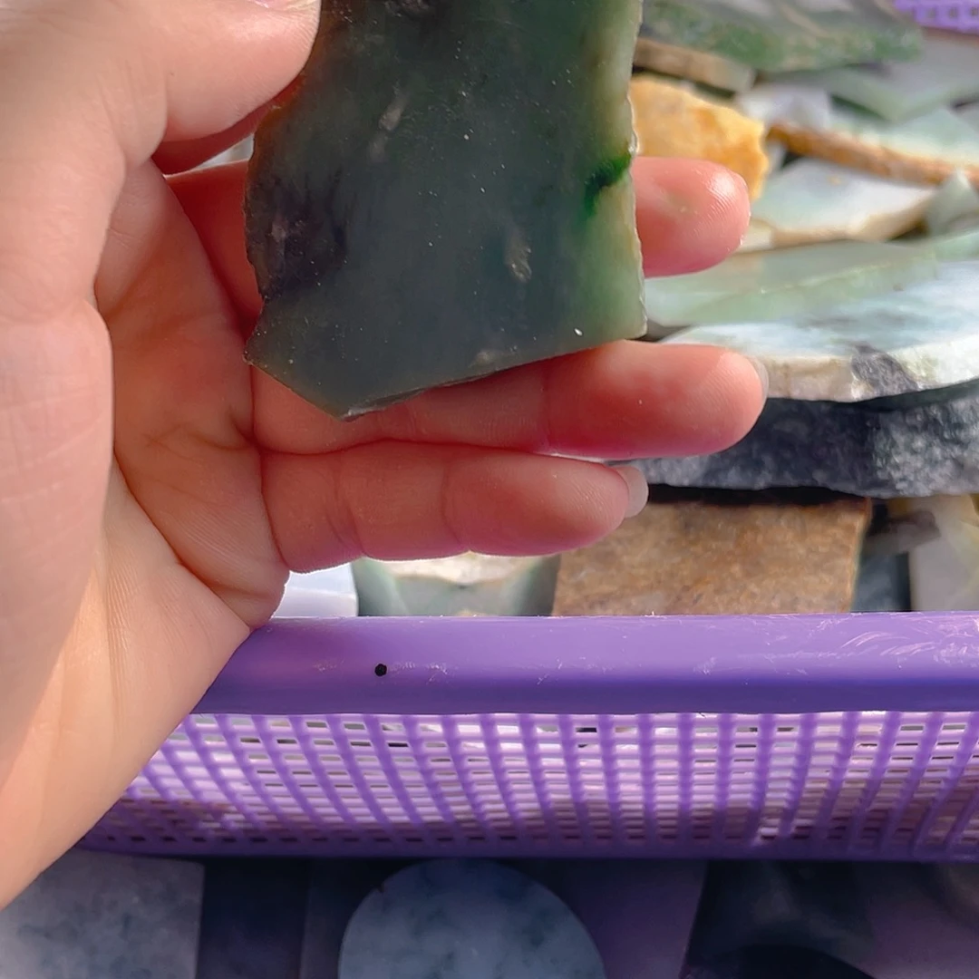颈饰未镶嵌翡翠。