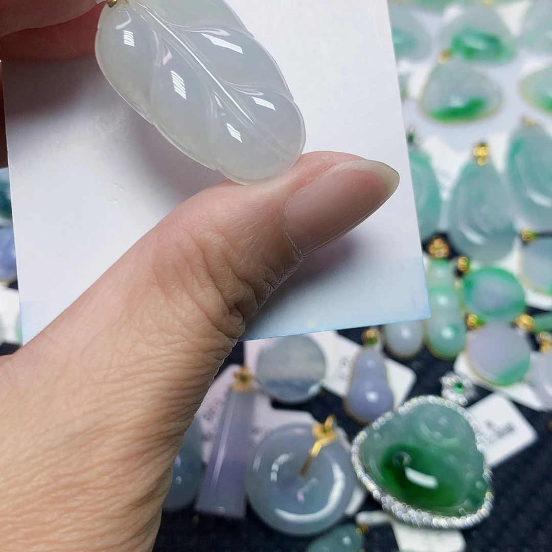 颈饰18K金镶嵌翡翠叶子