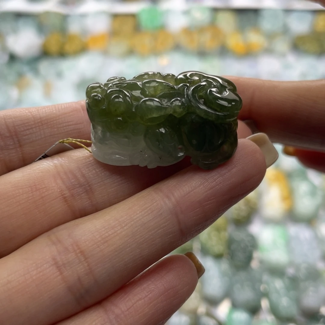 翡翠未镶嵌颈饰貔貅