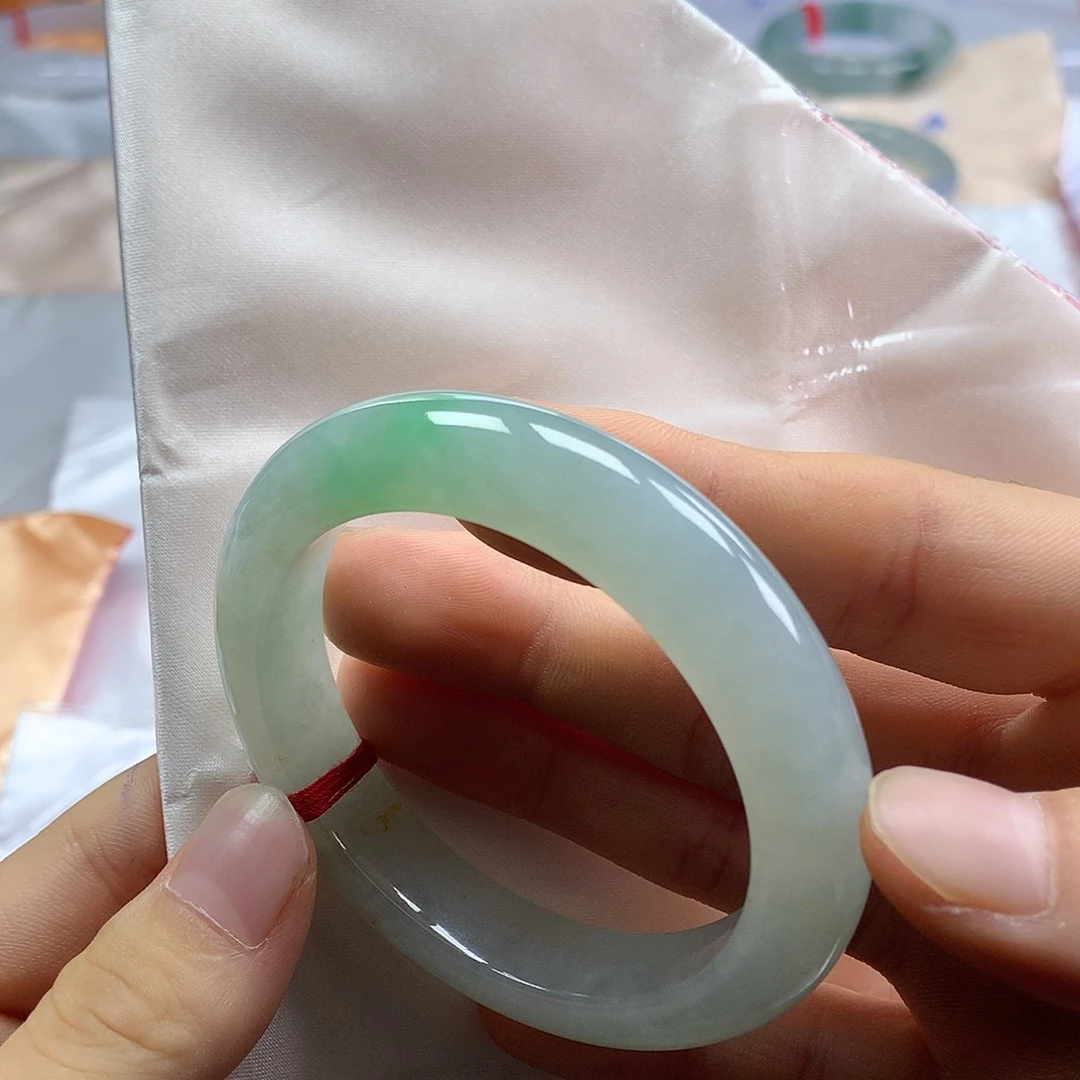 翡翠手镯未镶嵌翡翠