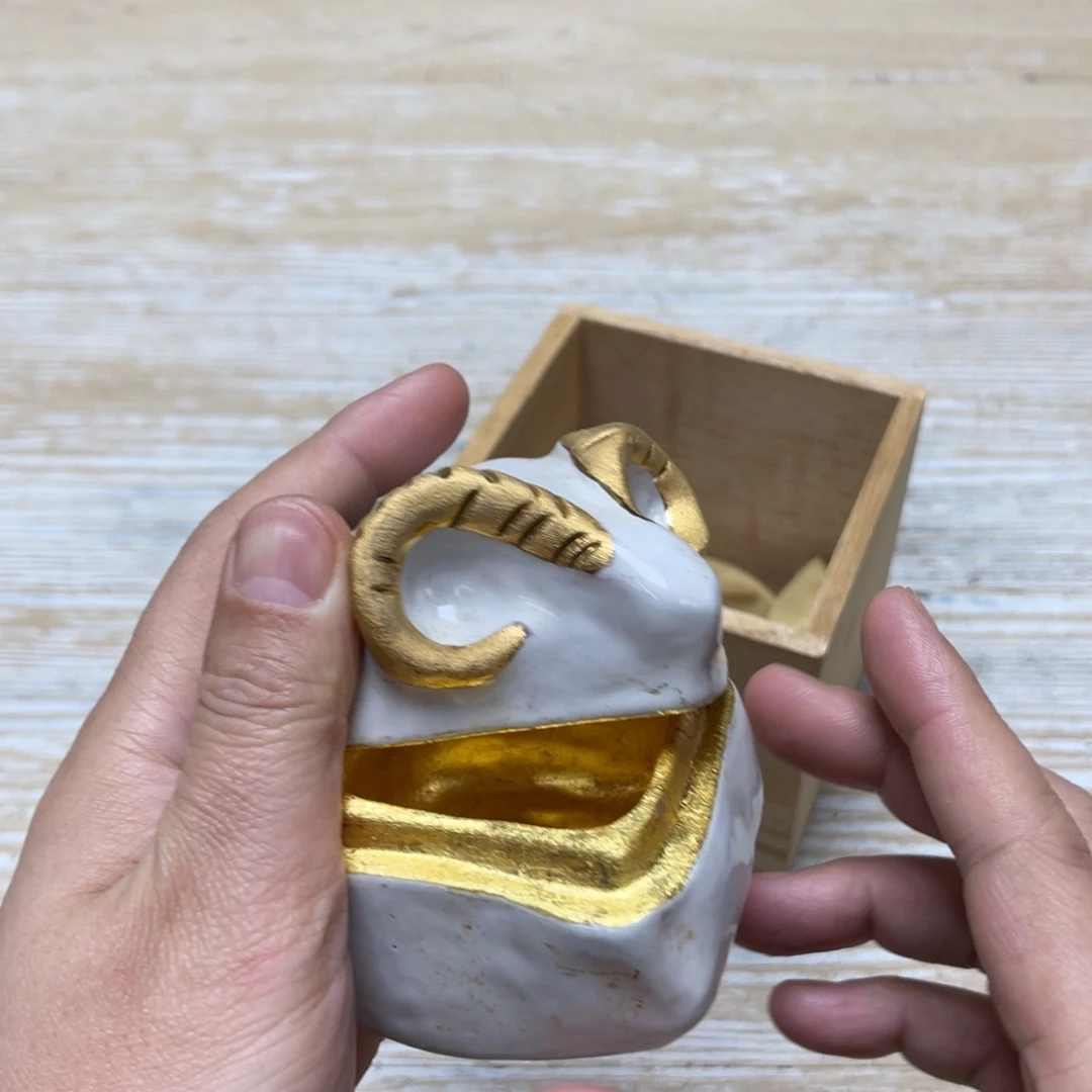 瓷片密密麻麻地排列着一个