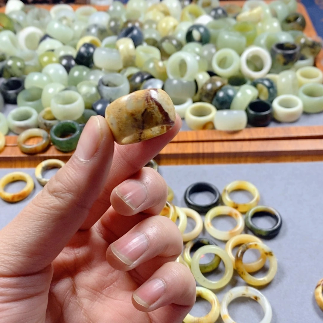 蛇纹石玉未镶嵌戒指101。