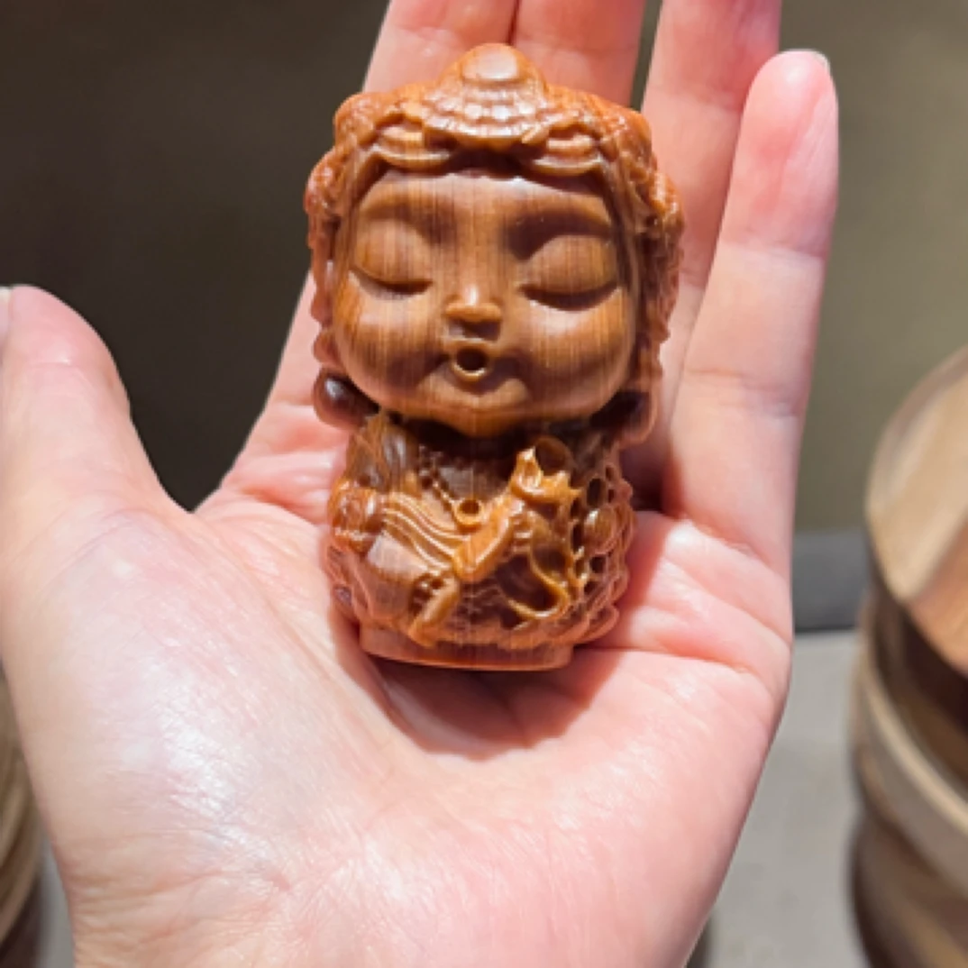 天然崖柏精雕手把件【度小母】