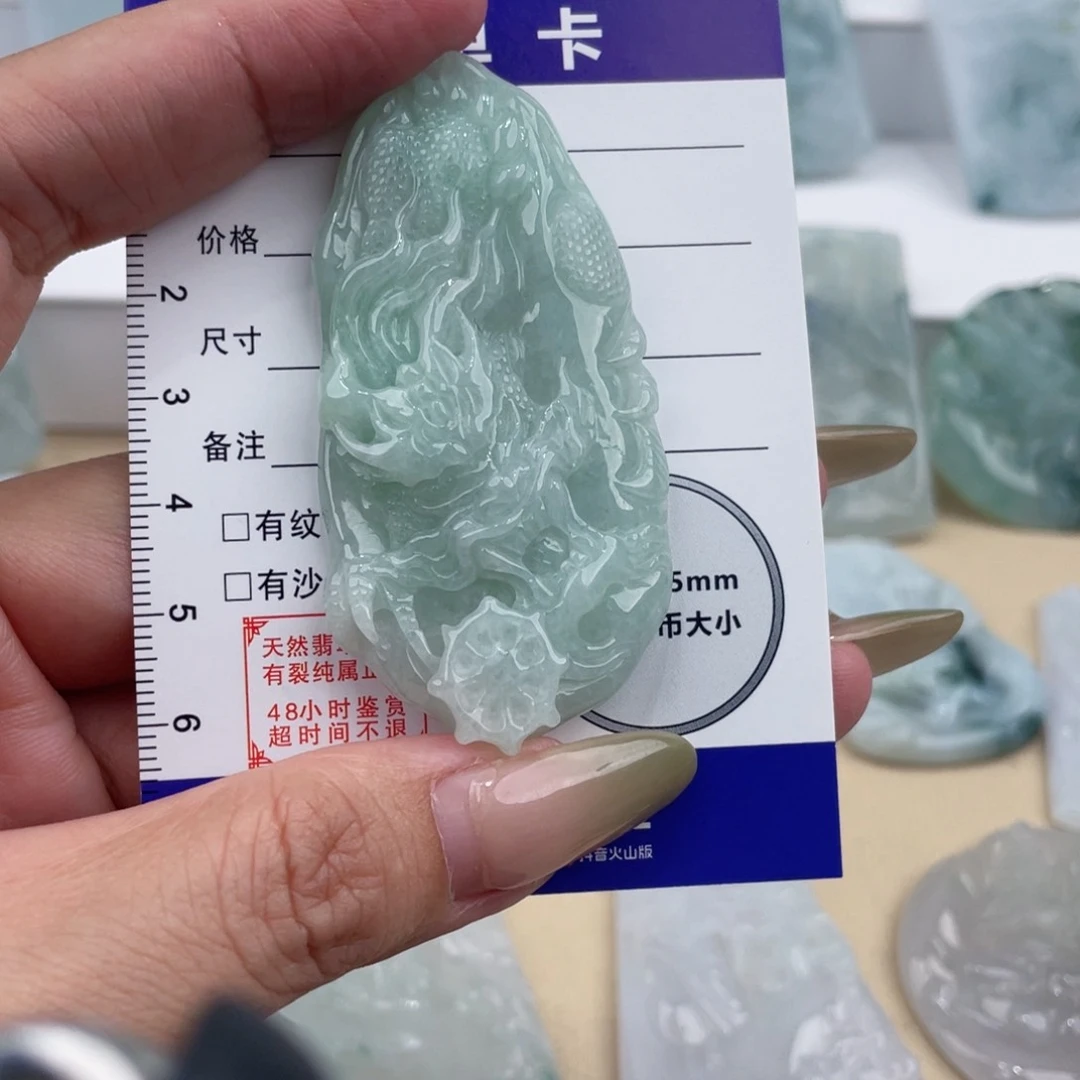 翡翠未镶嵌颈饰龙牌