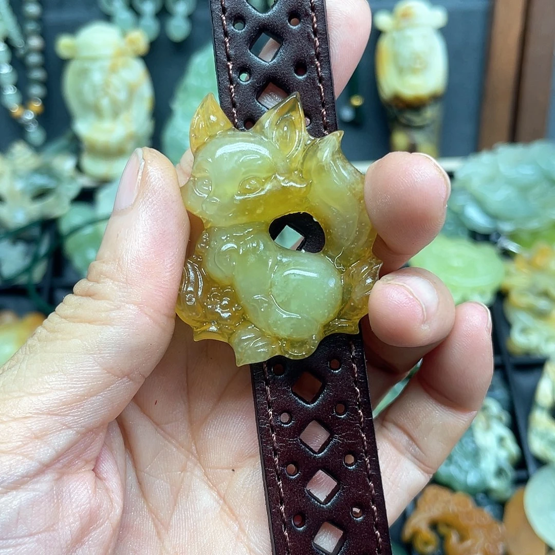 晓***悦未镶嵌蛇纹石玉颈饰