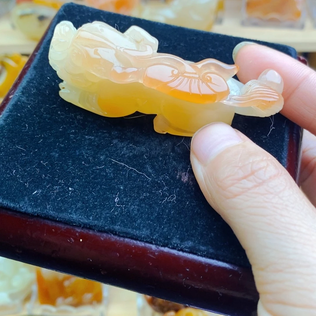 石英质玉（黄龙玉）未镶嵌颈饰