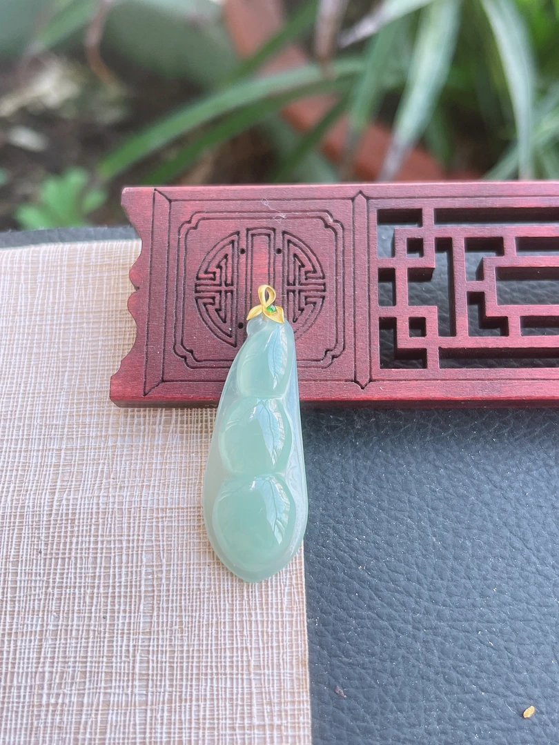 天然缅甸翡翠A货.冰润胶感睛水满绿福豆吊坠.尺寸40.3-15-6.3