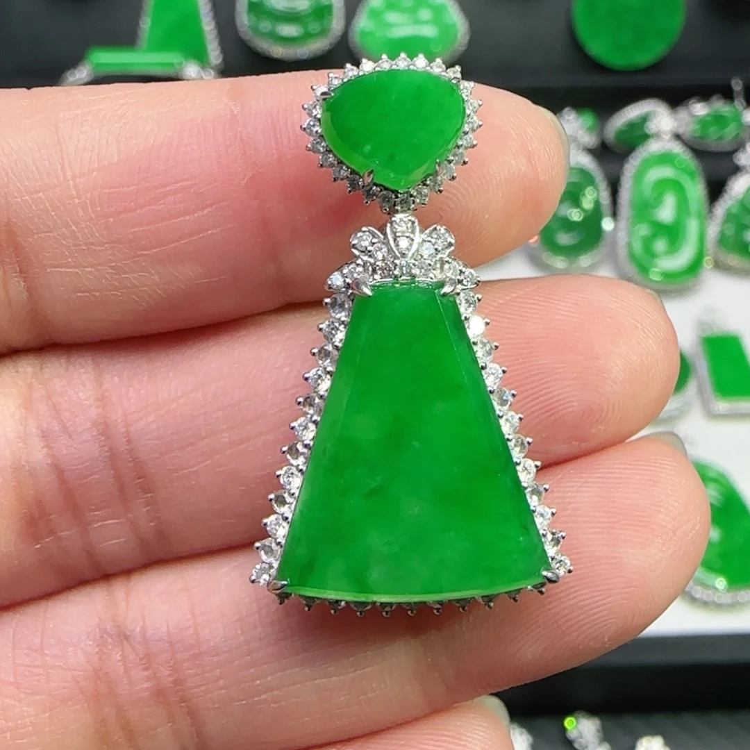 翡翠18K金镶嵌颈饰吊坠