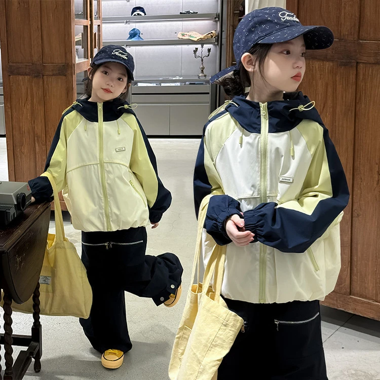 女童冲锋衣外套秋装2025新款洋气爆款女孩高级感连帽春秋夹克上衣