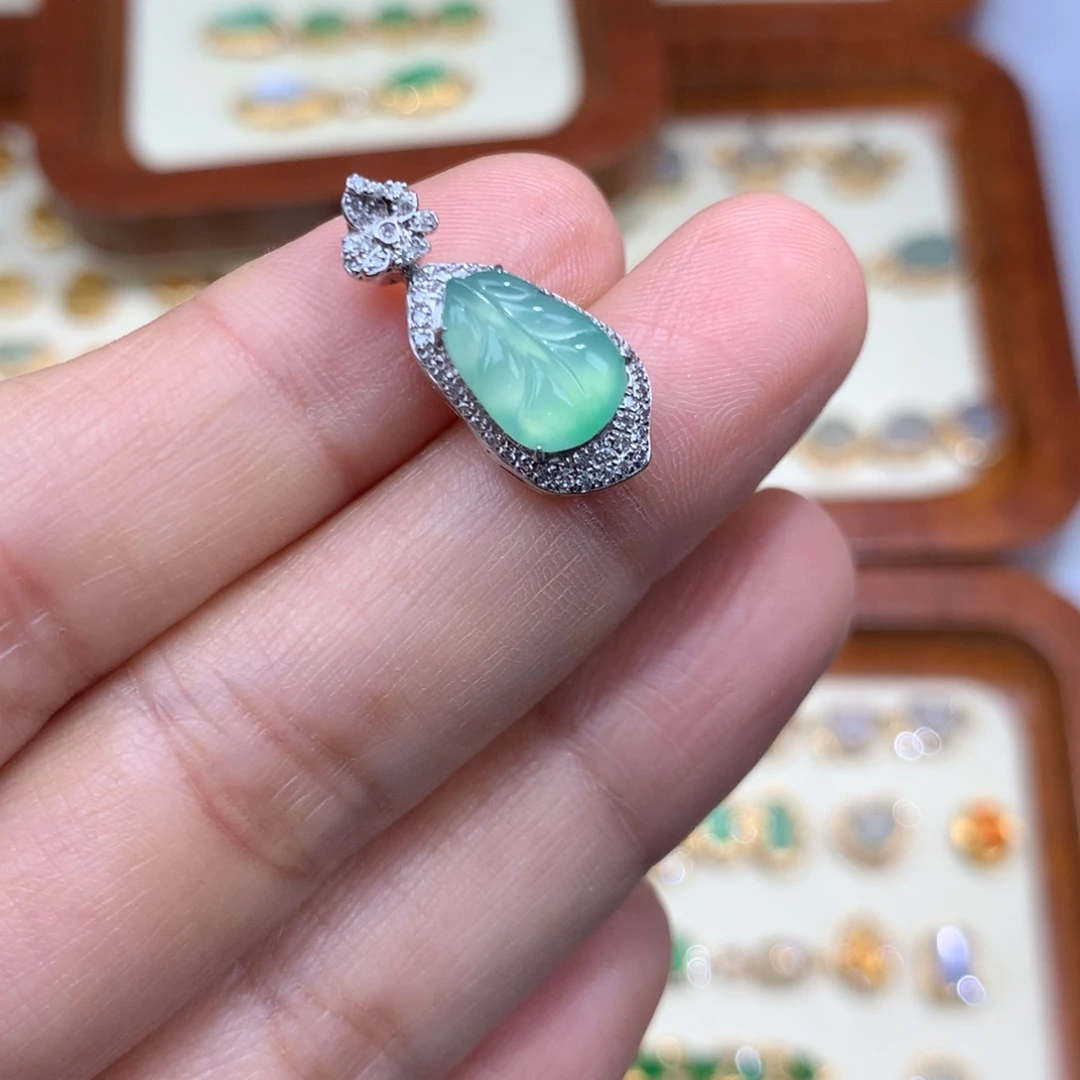 翡翠18K金镶嵌毛衣链叶子